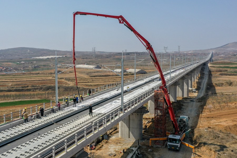 Des ouvriers travaillent sur un grand pont du chemin de fer à grande vitesse Laixi-Rongcheng, à Laixi, dans la province orientale du Shandong, le 31 mars 2023. (Photo : Zhu Zheng)