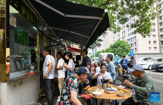 Les gens font la queue devant un restaurant de Tianjin pour prendre leur petit-déjeuner. (Xinhua/Sun Fanyue)