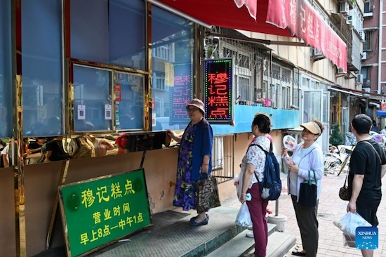 Les gens font la queue devant un restaurant de Tianjin pour prendre leur petit-déjeuner. (Xinhua/Sun Fanyue)