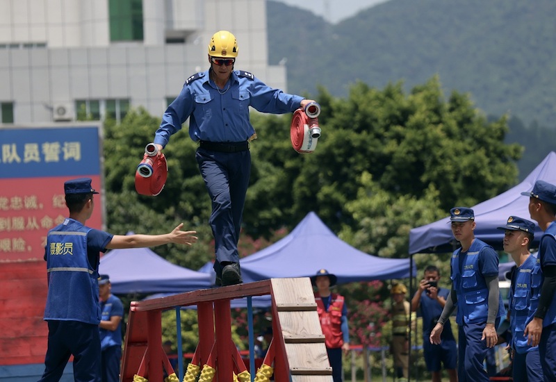Guangdong : Les pompiers impressionnent lors d'un concours de lutte contre l'incendie