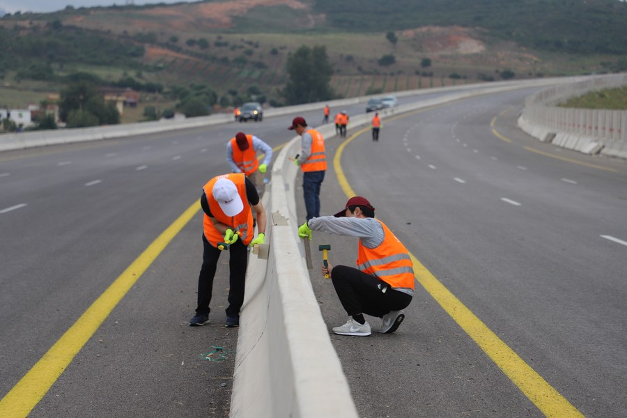 Photo prise le 1er juillet 2023 montrant des ouvriers en train d'effectuer les derniers préparatifs pour l'ouverture à la circulation de la section orientale restante de l'autoroute Est-Ouest dans la province d'El Tarf, en Algérie. (Photo fournie par CITIC Construction/Handout via Xinhua)