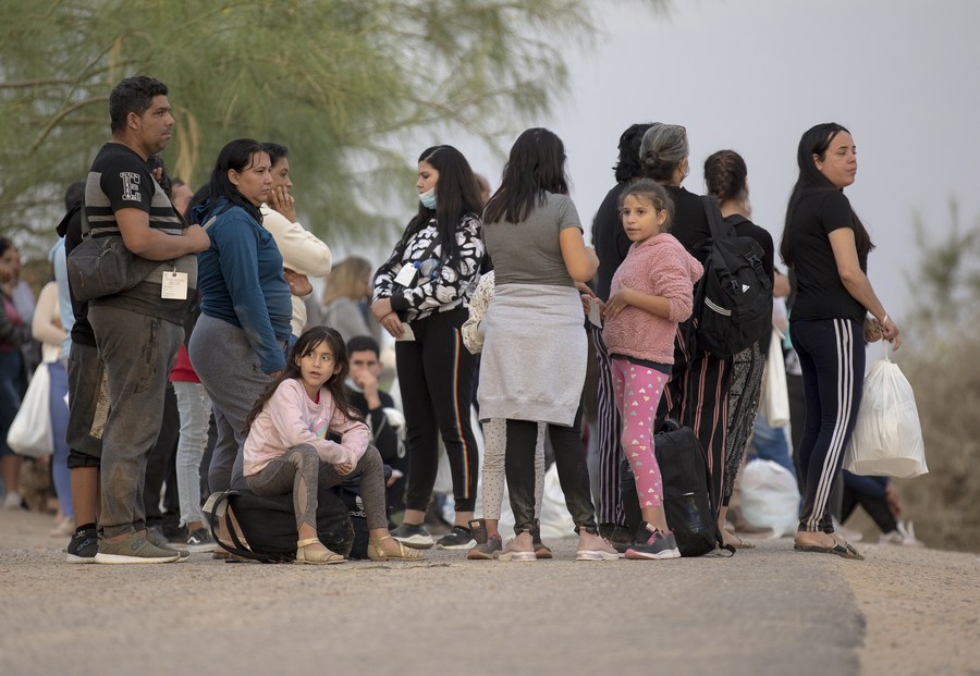 Des migrants demandeurs d'asile attendent pour monter dans un bus à un poste de contrôle à Eagle Pass, au Texas, aux Etats-Unis, le 10 octobre 2022. (Xinhua/Nick Wagner)