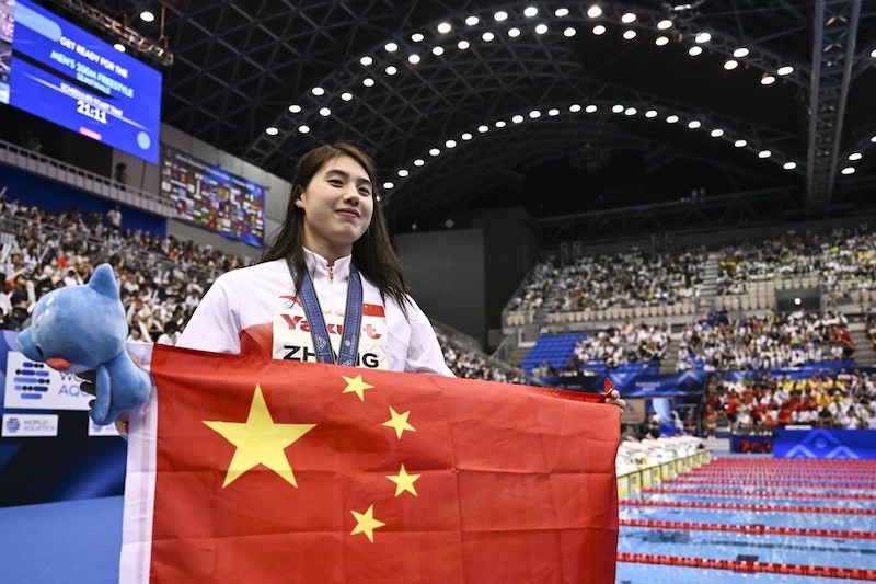 La Chinoise Zhang Yufei de Chine après la cérémonie de remise des prix du 100 m papillon femmes aux Championnats du monde de natation à Fukuoka, au Japon, le 24 juillet 2023. (Xu Chang / Xinhua)