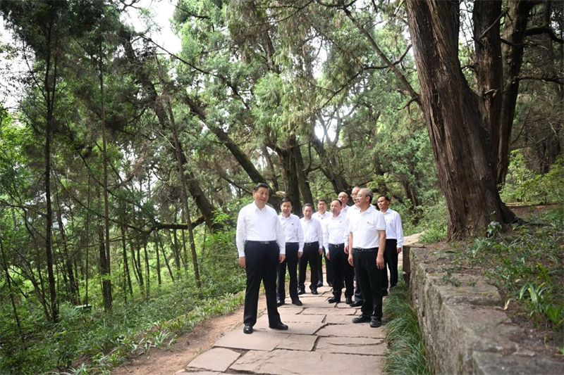 Xi Jinping inspecte le Sichuan