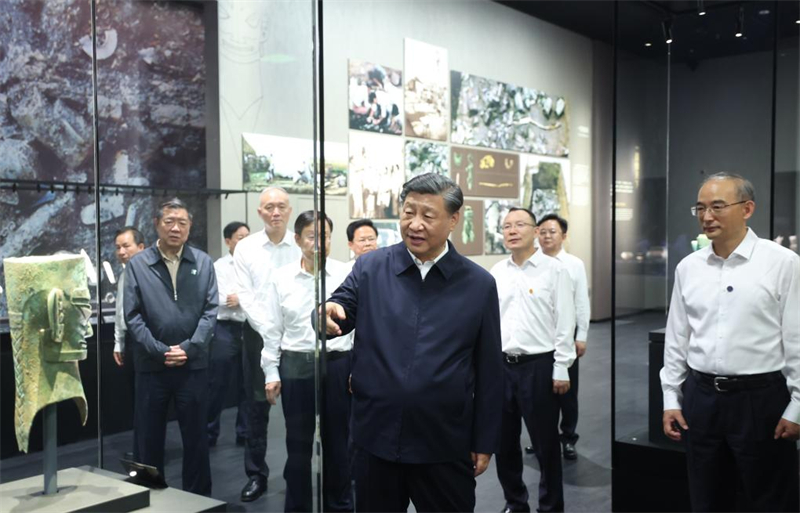 Xi Jinping inspecte le Sichuan