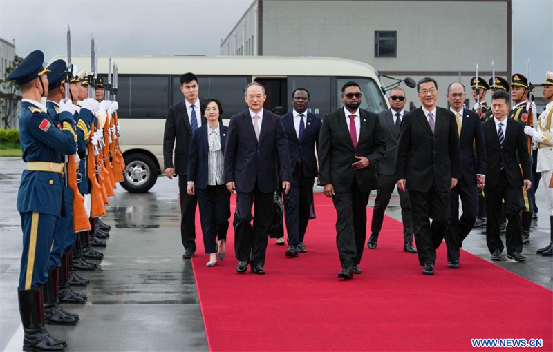 Arrivée du président du Guyana à Chengdu pour les Jeux mondiaux universitaires de la FISU
