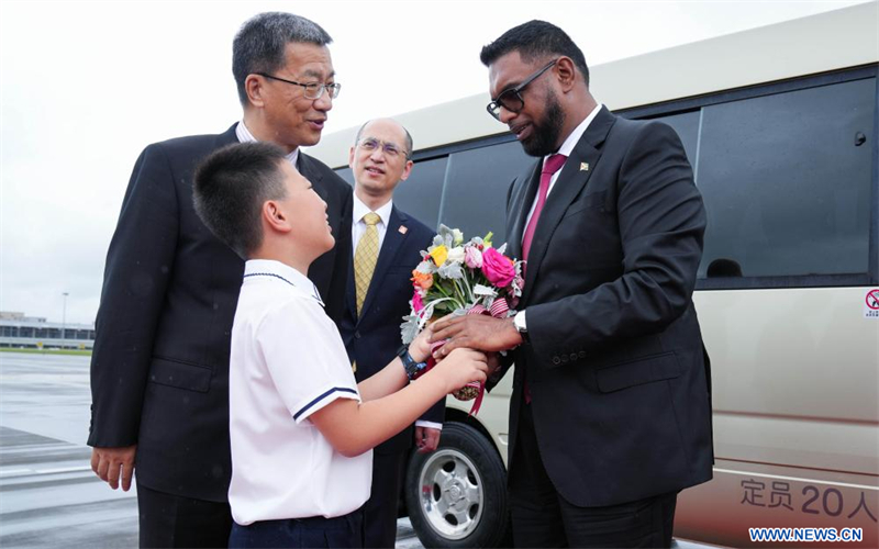 Arrivée du président du Guyana à Chengdu pour les Jeux mondiaux universitaires de la FISU
