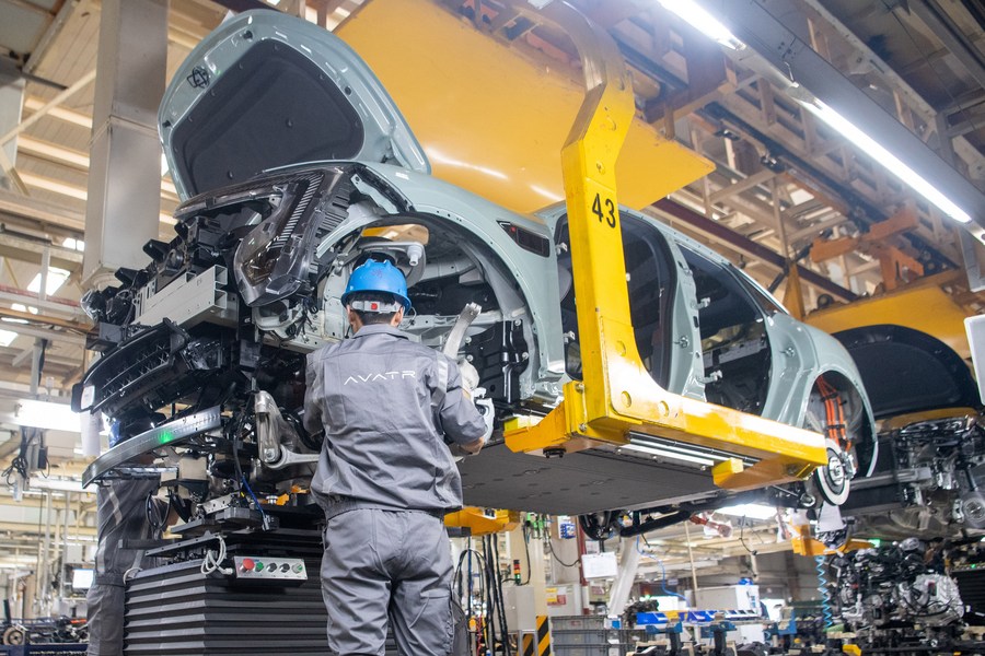 Des employés sur une ligne de production de véhicules à énergie nouvelle AVATR dans un atelier de Chang'an Auto, à Jiangbei, arrondissement de la municipalité chinoise de Chongqing (sud-ouest), le 20 juillet 2023. (Photo : Tang Yi)