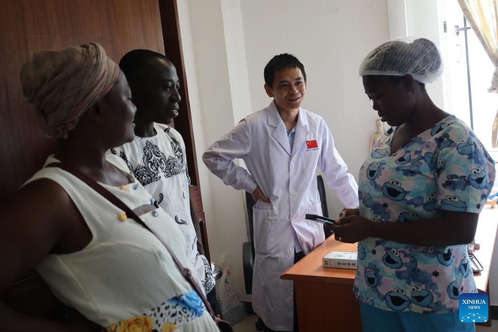 Un patient ghanéen reçoit un traitement de médecine traditionnelle chinoise à l'hôpital de l'amitié Chine-Ghana à Accra. (Seth/Xinhua)