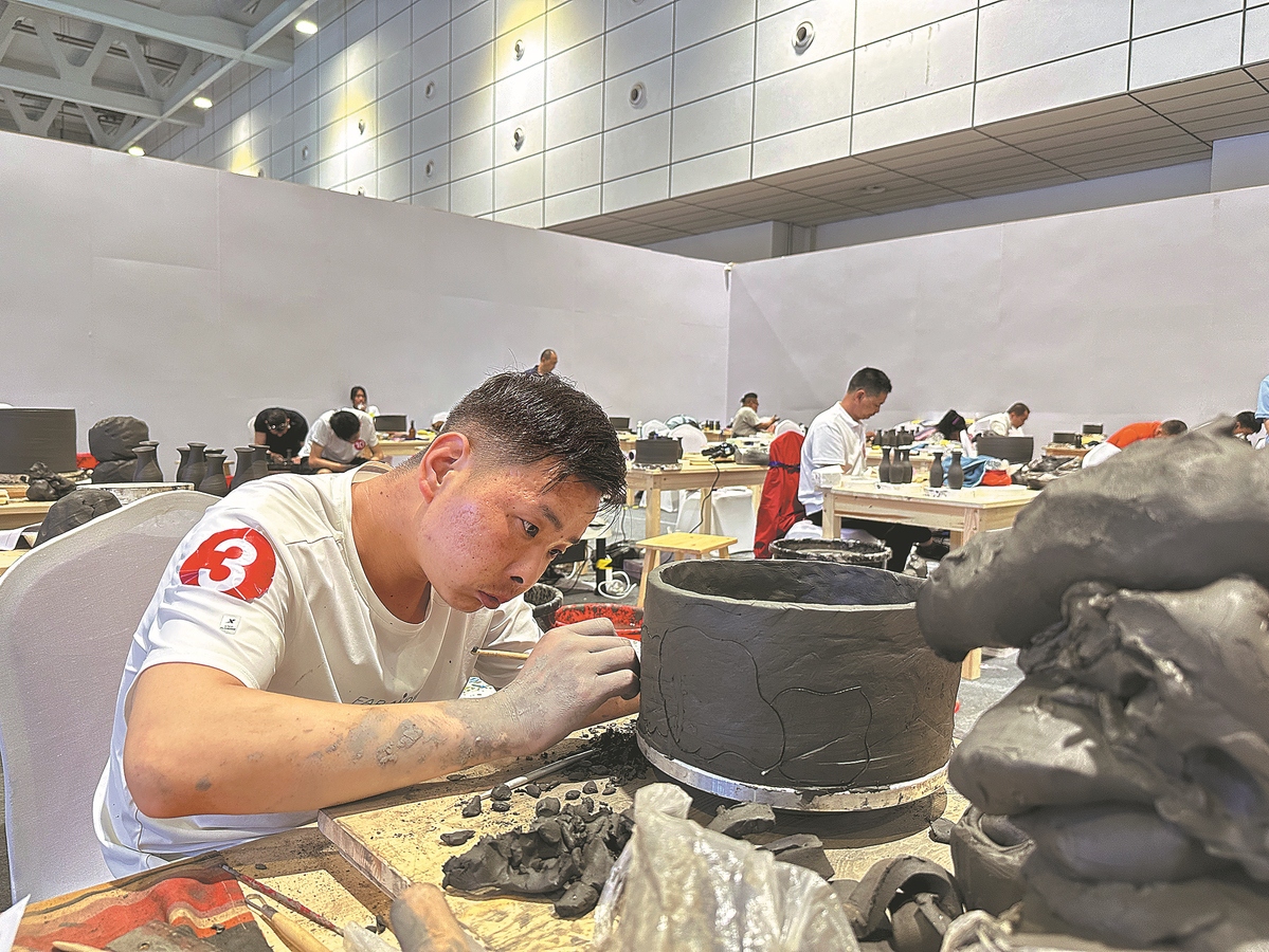Un concours de poterie organisé en juin lors du 7e Cncours national de compétences professionnelles pour les handicapés à Jinan, capitale de la province du Shandong (est de la Chine). (Zhao Ruixue / China Daily)