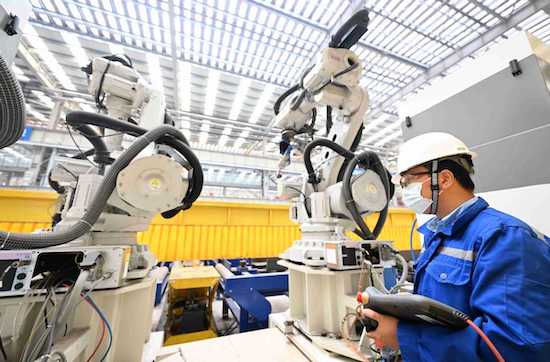 Un employé travaille dans une usine de production intelligente à Tianjin (nord de la Chine). (Photo / Xinhua)