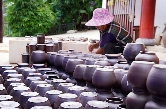 Photo de jarres à thé en céramique. (Photo/Le Quotidien du Peuple en ligne)
