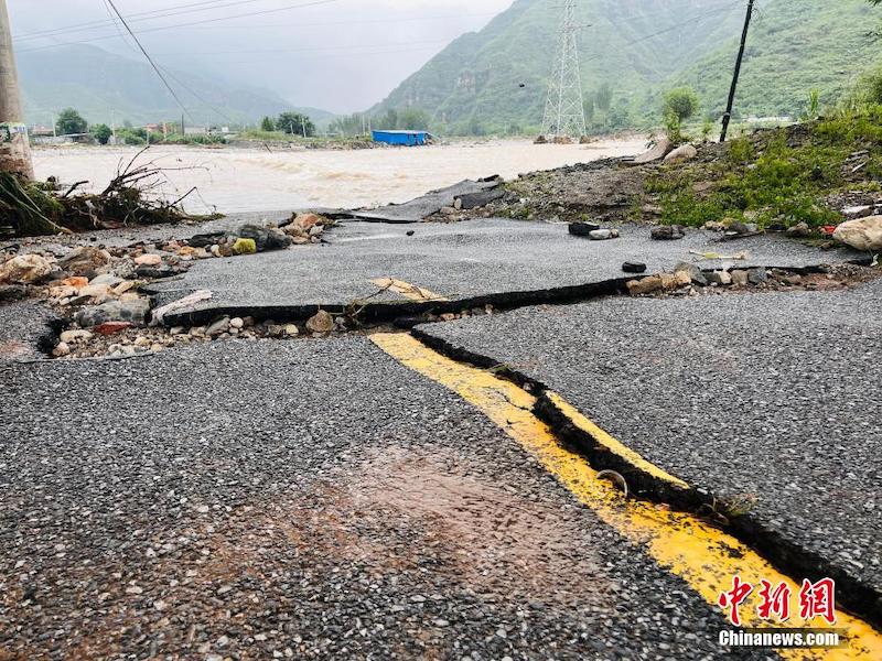Hebei : des milliers de personnes investies dans les secours d'urgence et contre les inondations à Laishui