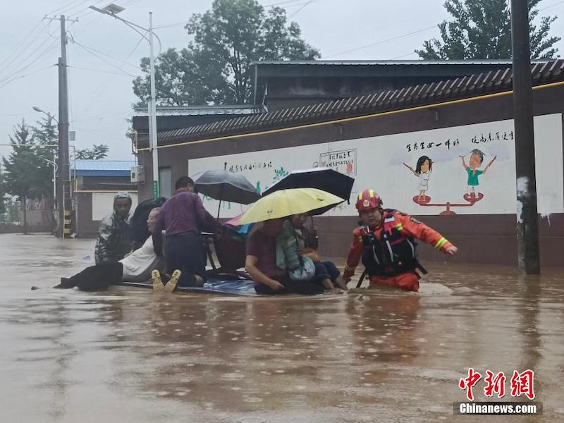 Hebei : des milliers de personnes investies dans les secours d'urgence et contre les inondations à Laishui