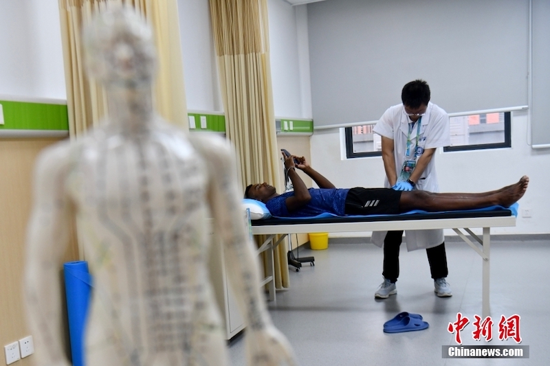 Sichuan : les athlètes étrangers des Universiades de Chengdu bénéficient d'un diagnostic et d'un traitement de médecine traditionnelle chinoise