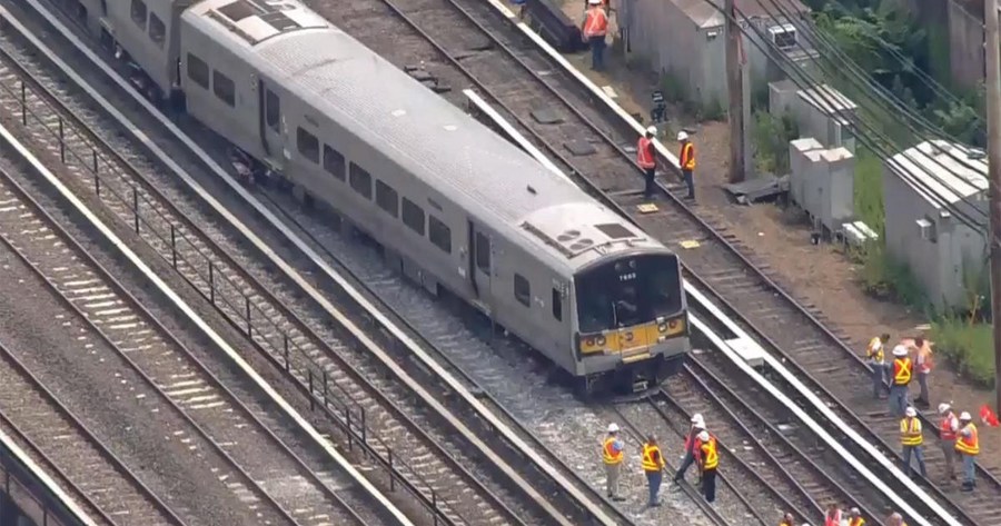 Une capture d'écran tirée d'une vidéo en ligne de CBS News montrant le déraillement d'un train de voyageurs survenu le 3 août 2023 à New York, aux Etats-Unis, qui a fait au moins 13 blessés. (Xinhua)