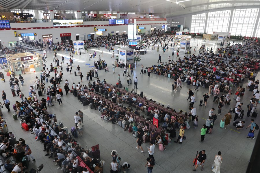Des passagers dans la salle d'attente de la gare de l'Est de Xuzhou, dans la ville de Xuzhou de la province orientale du Jiangsu, le 1er août 2023. (Photo : Mao Jun)