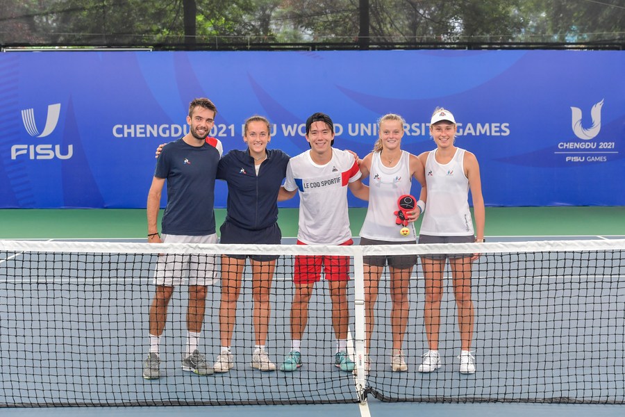 Des joueurs français de tennis posent pour une photo de groupe au Centre international du tennis Chuantou, à Chengdu, capitale de la province chinoise du Sichuan (sud-ouest). (Photo fournie par le service d'informations de l'Universiade)