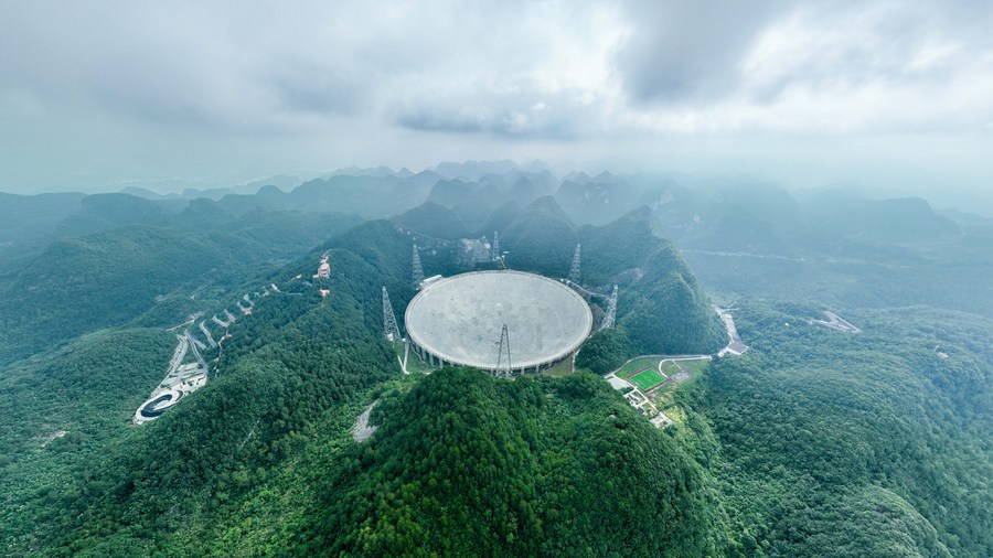 Photo panoramique aérienne du radiotélescope sphérique de 500 mètres d'ouverture dans la province du Guizhou, dans le sud-ouest de la Chine, le 26 juillet 2023. (Photo : Ou Dongqu)
