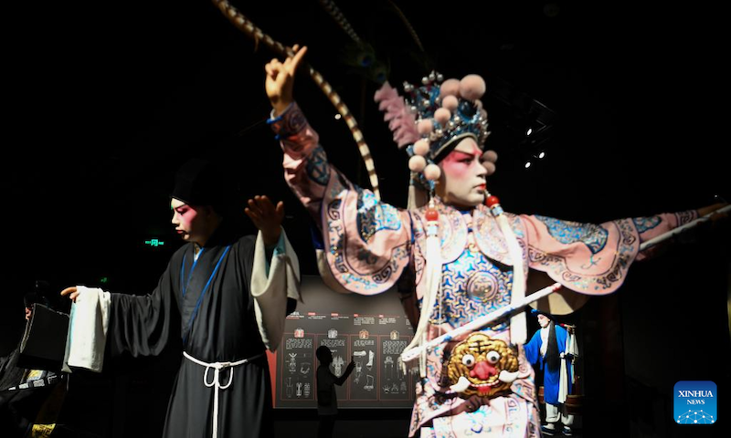 Un touriste visite une exposition au Musée d'art de l'opéra Qinqiang, dans le quartier culturel du théâtre Yisushe à Xi'an, capitale de la province du Shaanxi (nord-ouest de la Chine), le 8 août 2023. (Zou Jingyi / Xinhua)