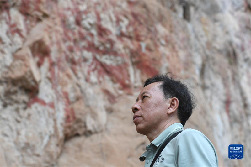 Guangxi : les peintures rupestres de Huashan et leurs « petits hommes qui dansent »