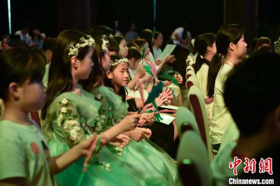 La cérémonie de remise des prix du premier Concours de pratiques culturelles chinoises pour les adolescents d'origine chinoise à l'étranger s'est tenue aux Archives nationales chinoises des publications et de la culture à Beijing le 9 août. (Li Jun / China News Service)