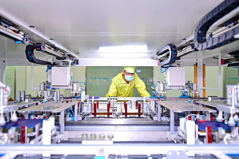 Les ouvriers d'une entreprise de production de modules photovoltaïques à Fuzhou, dans la province du Jiangxi (est de la Chine), transforment des cellules solaires destinées à l'exportation. (Zhu Haipeng / Pic.people.com.cn)