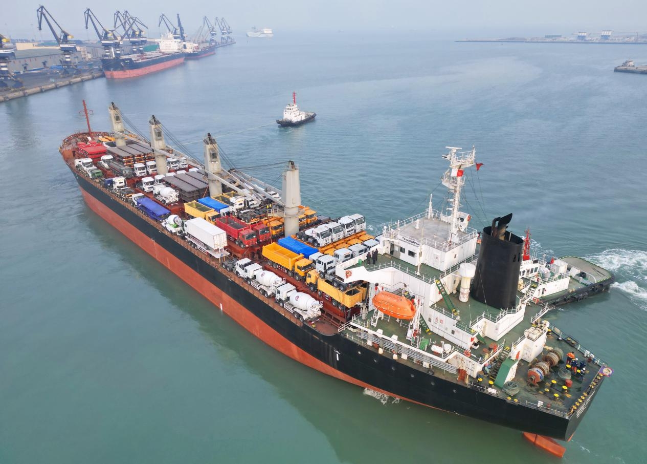 Un navire géant transportant quelque 190 véhicules du génie quitte le port de Yantai, dans la province du Shandong (est de la Chine), pour le port de Dar es Salaam, en Tanzanie, le 23 février 2023. (Tang Ke / Pic.people.com.cn)