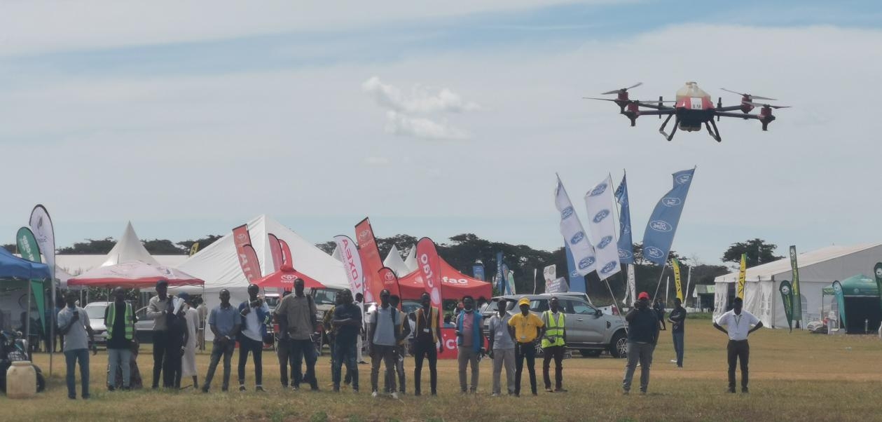 Photo montrant une démostration de drone lors d'une exposition de technologie agricole en Zambie. (Photo / Zhang Xu)