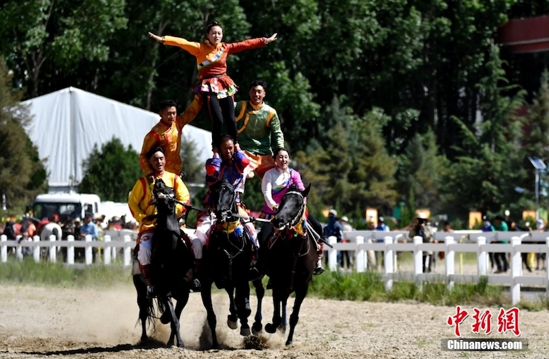 Des cavaliers offrent un spectacle équestre à l'hippodrome dans la banlieue nord de Lhassa, capitale de la région autonome du Tibet (sud-ouest de la Chine), à l'occasion du festival traditionnel du Shoton. (Li Lin / China News Service)