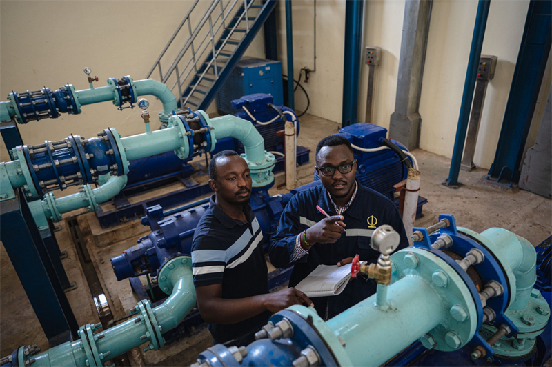 Un ingénieur local rejoint une entreprise chinoise pour mettre en place un important projet d'approvisionnement en eau en Tanzanie