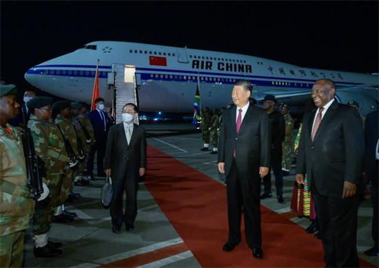 Le président chinois Xi Jinping est chaleureusement accueilli par le président sud-africain Cyril Ramaphosa à son arrivée à l'aéroport international OR Tambo de Johannesburg, en Afrique du Sud, le 21 août 2023. M. Xi est arrivé lundi à Johannesburg pour participer au 15e sommet des BRICS et effectuer une visite d'Etat dans ce pays. (Xinhua/Li Xueren)
