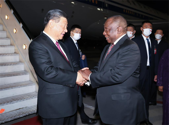 Le président chinois Xi Jinping est chaleureusement accueilli par le président sud-africain Cyril Ramaphosa à son arrivée à l'aéroport international OR Tambo de Johannesburg, en Afrique du Sud, le 21 août 2023. M. Xi est arrivé lundi à Johannesburg pour participer au 15e sommet des BRICS et effectuer une visite d'Etat dans ce pays. (Xinhua/Huang Jingwen)
