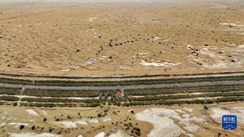 Xinjiang : l'autoroute sans carbone dans le Désert du Taklamakan