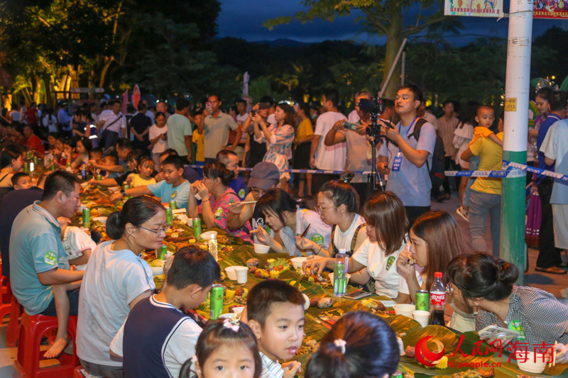 Hainan : la danse du bambou, le banquet sur table longue... les touristes goûtent « le style ethnique le plus éblouissant » à Baoting