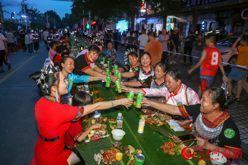 Hainan : la danse du bambou, le banquet sur table longue... les touristes goûtent « le style ethnique le plus éblouissant » à Baoting