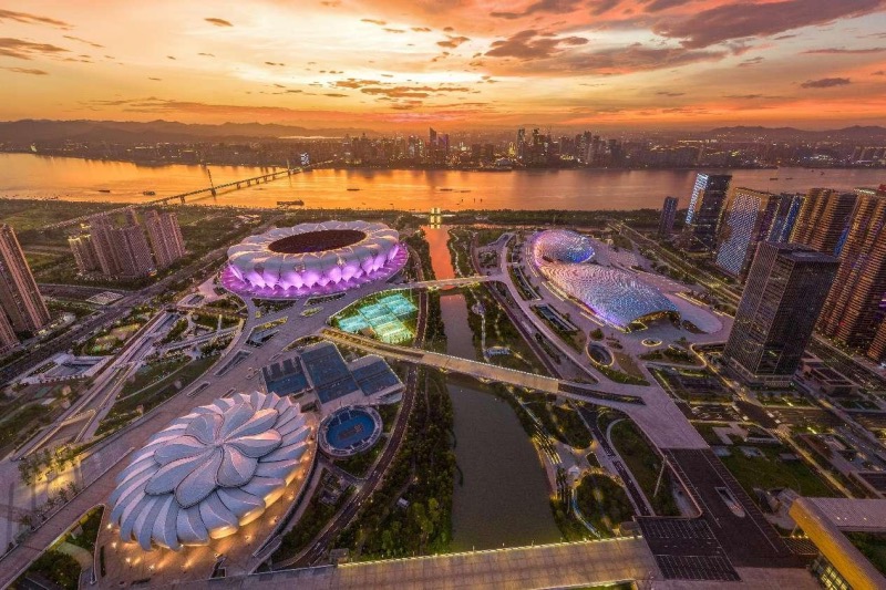 Photo montrant une vue aérienne du centre sportif olympique de Hangzhou, le site principal des 19e Jeux asiatiques qui se tiendront dans la ville de Hangzhou, capitale de la province du Zhejiang (est de la Chine). (Ding Junhao / Le Quotidien du Peuple en ligne)