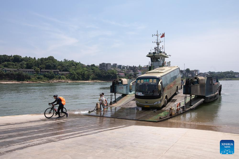 Photo montrant des véhicules et des passagers débarquant du ferry de Nixi sud dans le district de Xuzhou à Yibin, dans la province du Sichuan (sud-ouest de la Chine), le 1er juillet 2023. (Jiang Hongjing/Xinhua)
