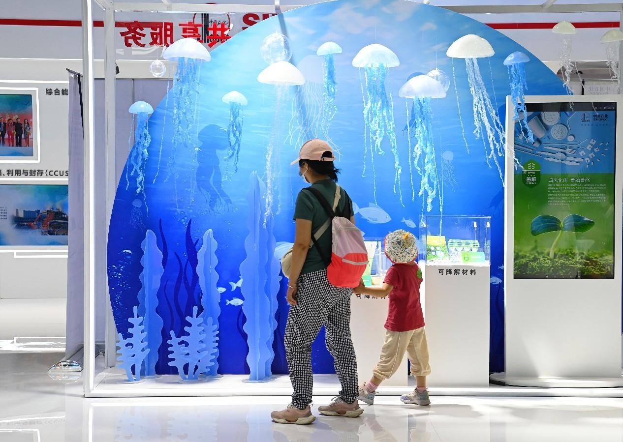 Des matériaux biodégradables exposés par Sinopec au Salon international du commerce des services de Chine 2022, le 4 septembre 2022. (Hu Qingming / Le Quotidien du Peuple en ligne)