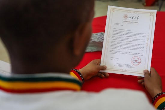 Un étudiant éthiopien tient une lettre d'admission dans une université chinoise lors d'une cérémonie d'adieu à Addis-Abeba, capitale de l'Éthiopie, le 24 août 2023. (Photo / Xinhua)