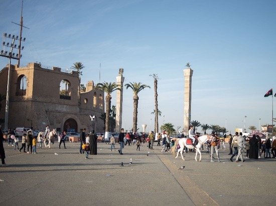 Des gens marchent sur la place des Martyrs à Tripoli, en Libye, le 4 février 2021. (Nada Harib/Xinhua)