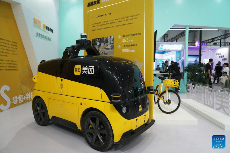 Photo montrant un véhicule de livraison automatique exposé durant la Foire internationale du commerce des services de Chine (CIFTIS) 2023 au parc Shougang à Beijing, le 3 septembre 2023. (Ren Chao/Xinhua)