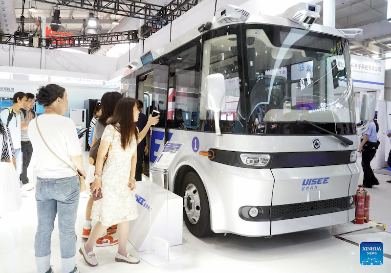 Les technologies de pointe attirent les visiteurs à la CIFTIS 2023 à Beijing