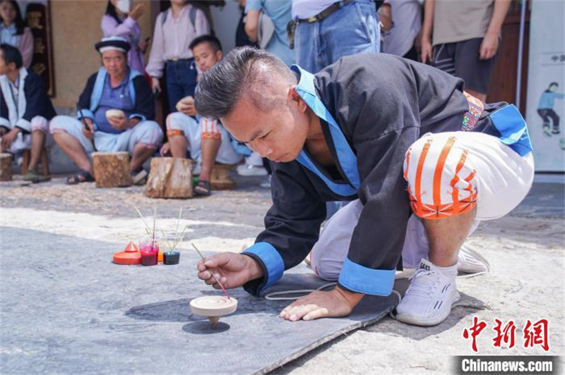 Guangxi : le peuple Baiku Yao montre aux touristes l'art du gyroscope