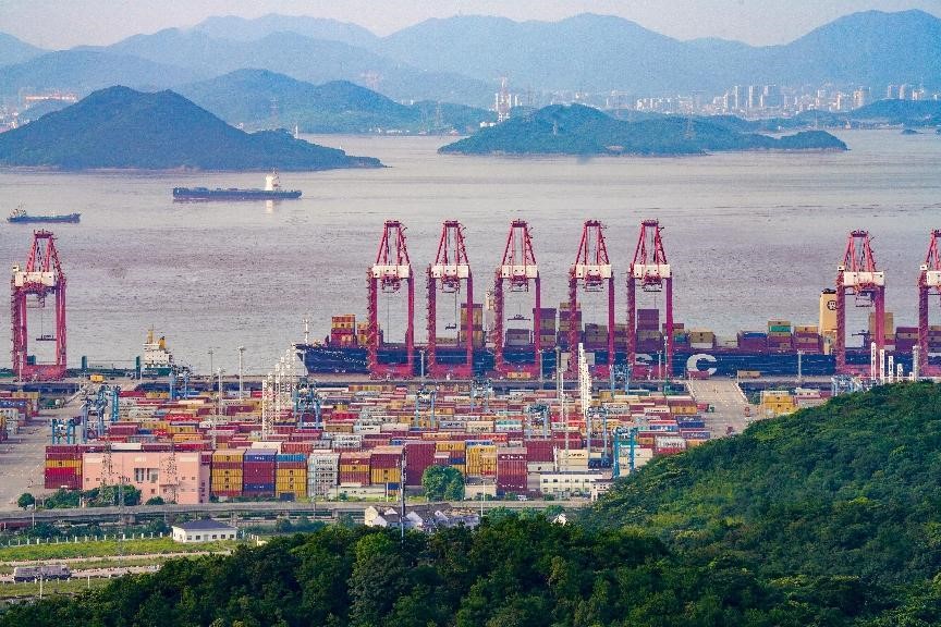 Le 6 août 2023, le terminal à conteneurs de la zone portuaire de Chuanshan du port de Zhoushan à Ningbo, dans la province du Zhejiang (est de la Chine), était en pleine activité. À l'heure actuelle, le nombre total de routes maritimes au port de Zhoushan est de 301, rayonnant vers plus de 600 ports dans plus de 200 pays et régions dans le monde, parmi lesquels 125 riveraines de l'initiative « La Ceinture et la Route », soit une augmentation de 71,2% par rapport à 2013. (Zhang Yongtao / Pic.People.com.cn)