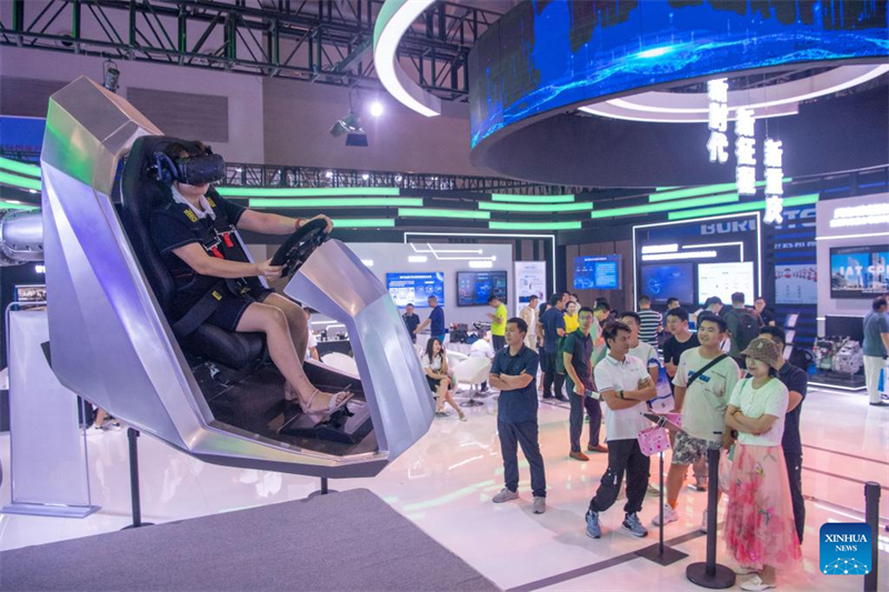 Un visiteur conduit une cabine intelligente de réalité étendue. (Photo / Xinhua)