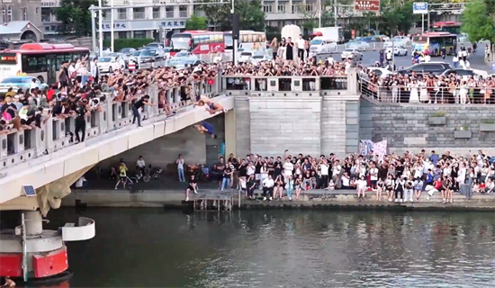 Des personnes se rassemblent sur un pont au-dessus du fleuve Hai à Tianjin. (Capture d'écran d'une video).