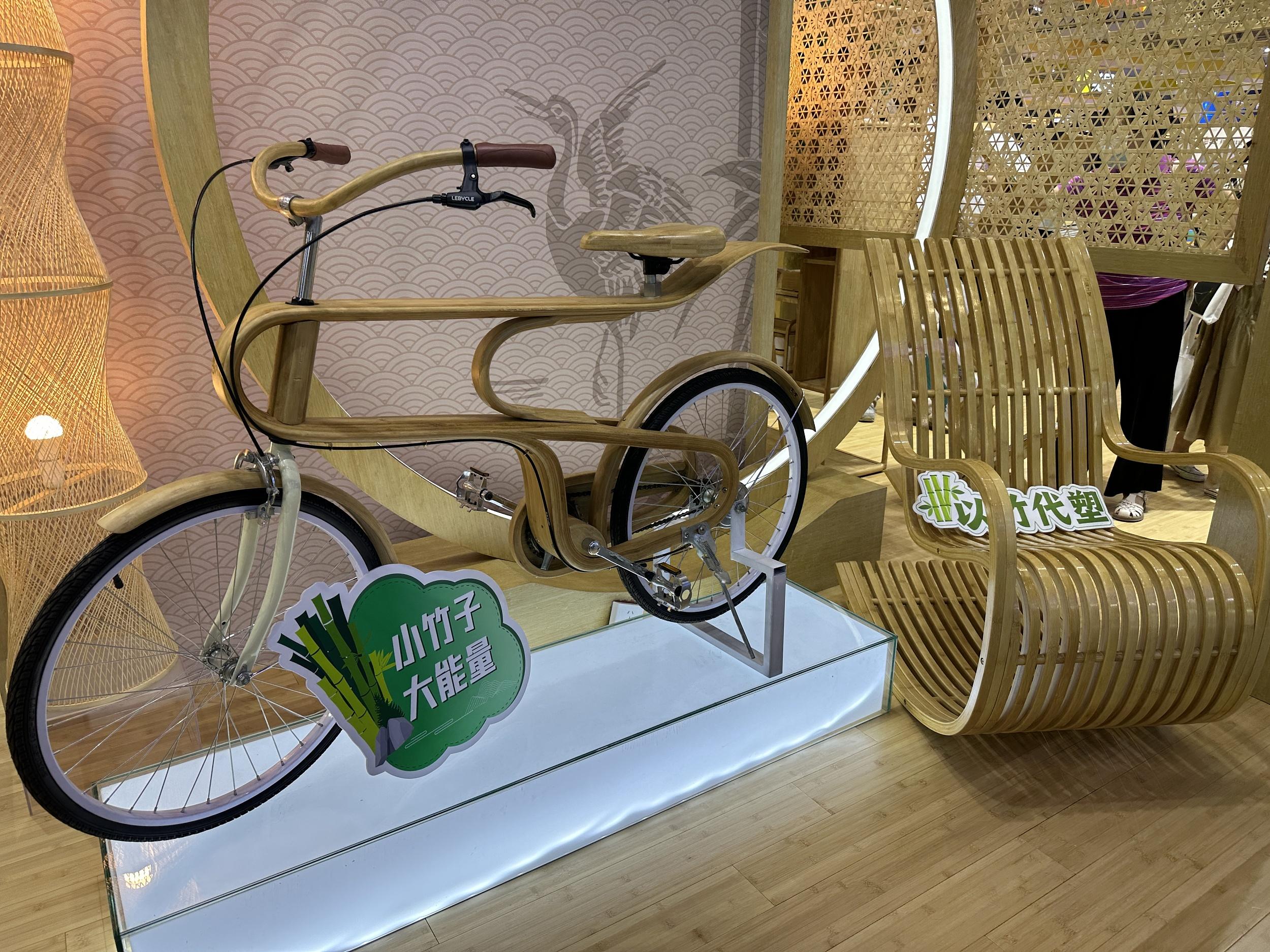 Des objets en bambou sont exposés au stand de l'Organisation internationale sur le bambou et le rotin lors de la CIFTIS de 2023. (Photo / VCG)