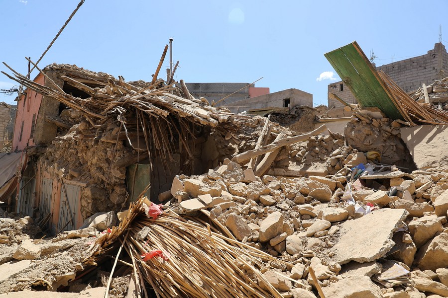 Photo prise le 10 septembre 2023 montrant un bâtiment endommagé dans la petite ville d'Amizmiz, près de l'épicentre du séisme meurtrier qui a frappé le Maroc. (Xinhua/Wang Dongzhen)