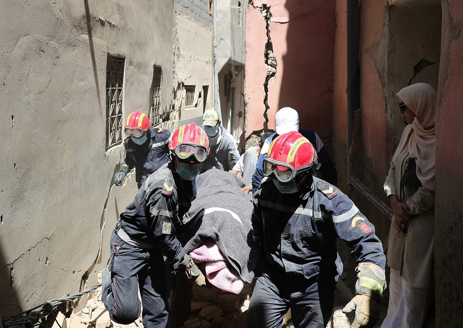 Des secouristes évacuent une victime du séisme dans la ville d'Amizmiz, au Maroc, le 10 septembre 2023. (Xinhua/Wang Dongzhen)